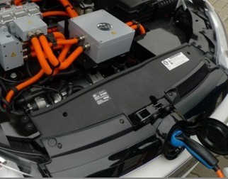 e-GOLF的充電插口位于車頭,充電線是自帶的