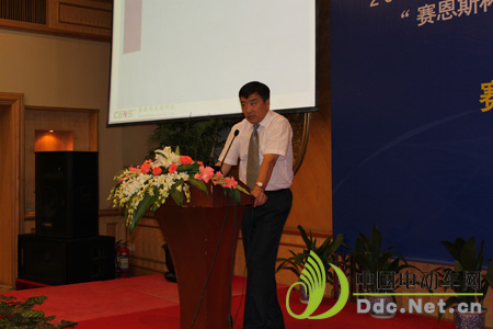 賽恩斯能源科技有限公司總經(jīng)理李革臣做增程式電動汽車電動系統(tǒng)研究分享