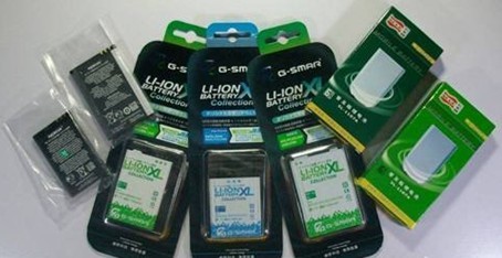 左邊兩塊是山寨諾基亞(買不到包裝)電池,中間三塊是正品G-smar電池,右邊兩塊是山寨飛毛腿電池